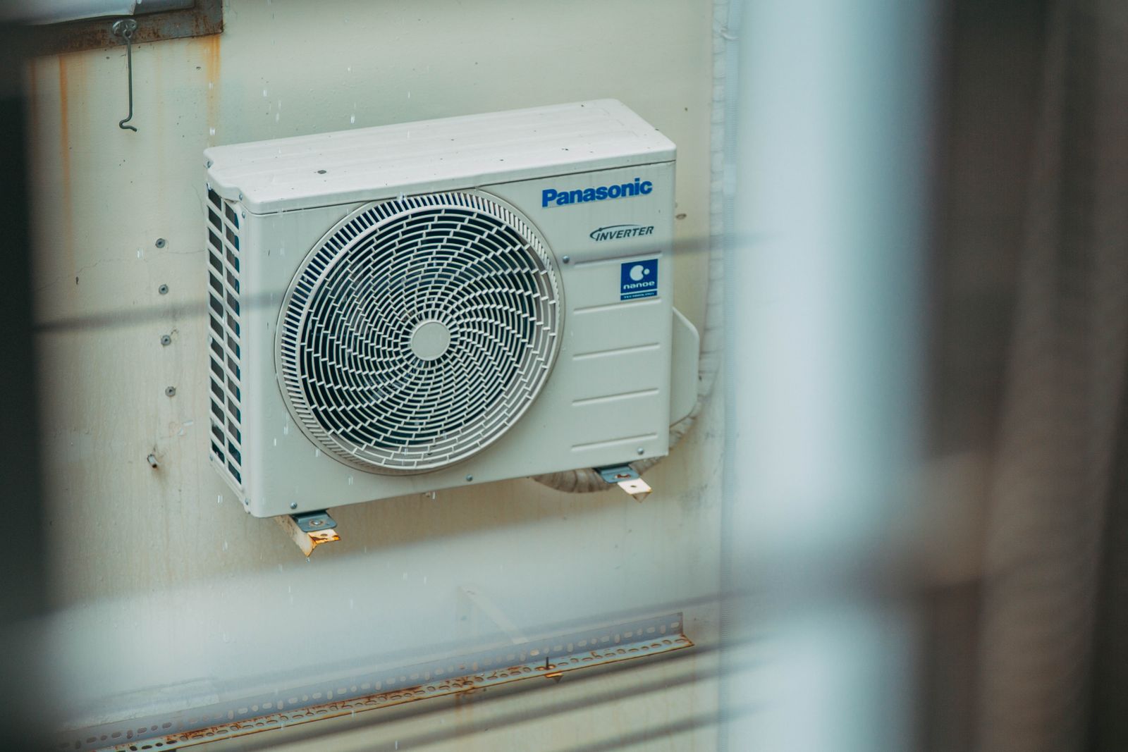 Pemasangan unit aircond baharu